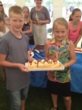 Rasmus og Mia med deres kage kreation